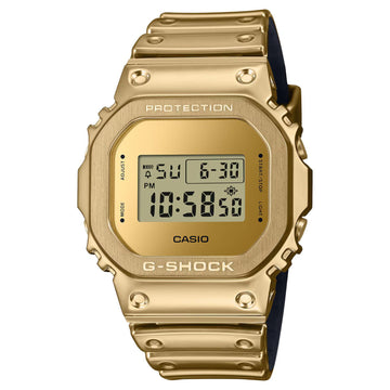 Ψηφιακό ρολόι Casio G-SHOCK GM-5600YMG-9ER με χρυσό καουτσούκ λουράκι και χρυσό τετράγωνο καντράν 49.6×43.2mm.